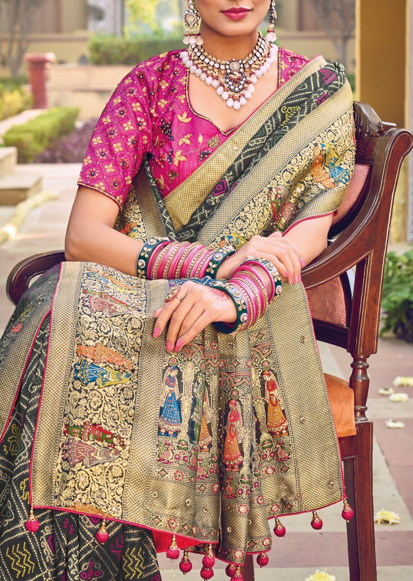 Black Bandhani Saree pallu illustrating dancing women