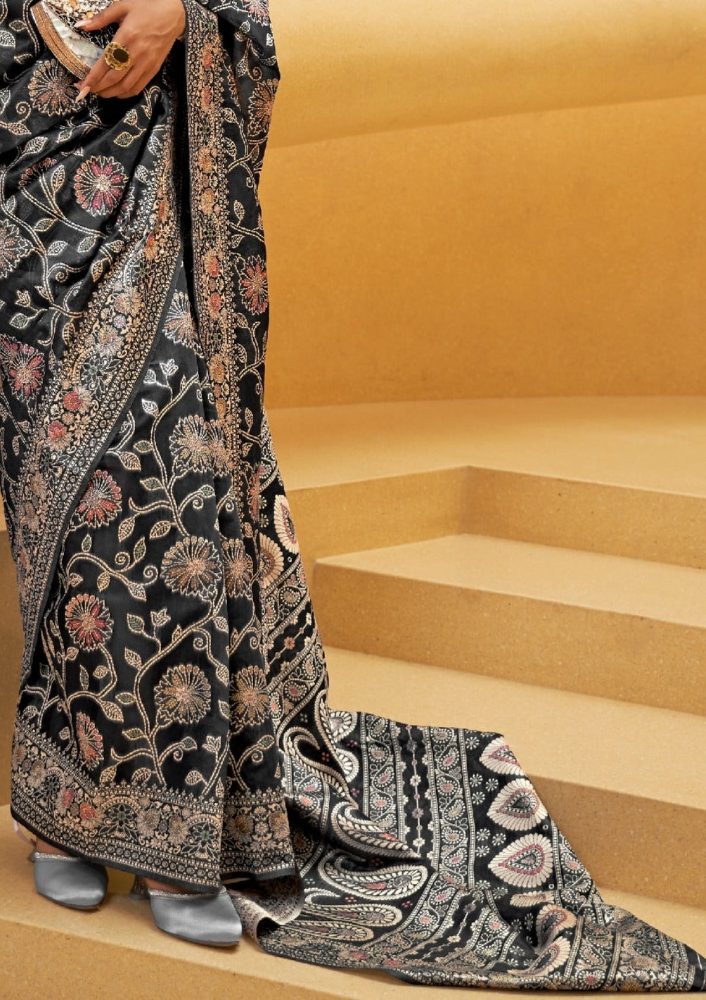 Lucknowi chikankari saree pallu design online shopping.