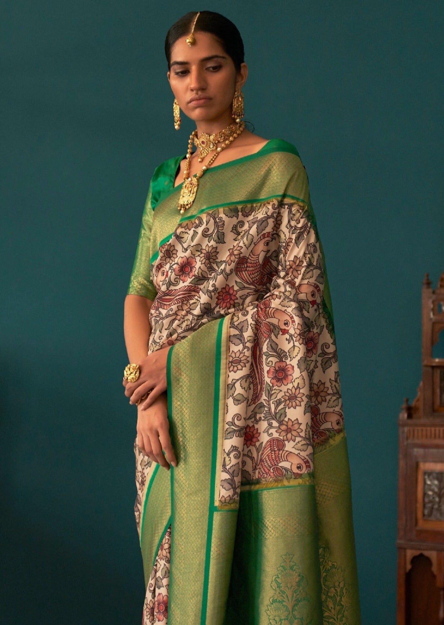 White kalamkari silk saree with banarasi border & contrast green blouse online shopping designs.