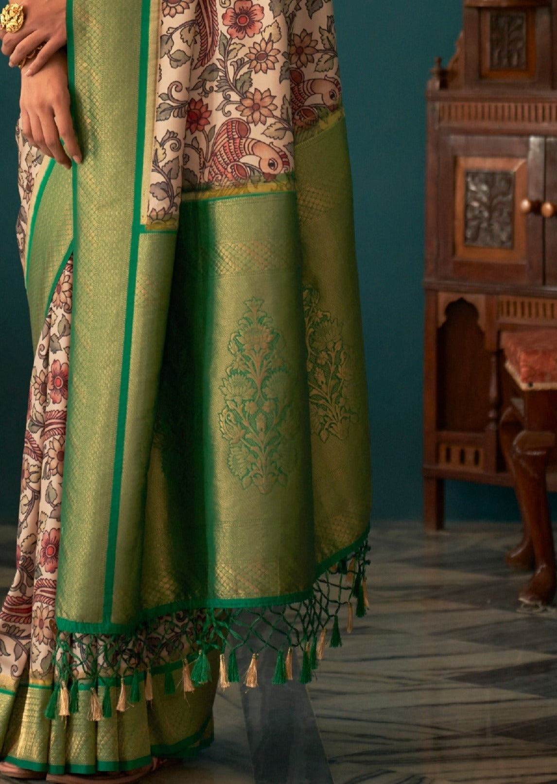 Kalamkari silk white saree pallu online designs with banarasi zari weaving work.