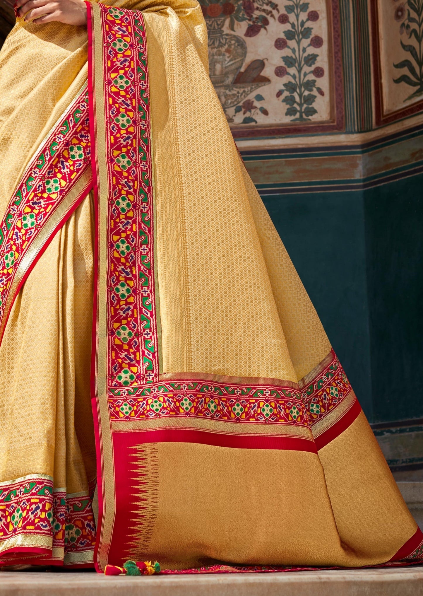 Banarasi Patola Silk Saree with Thread Embroidery Hand Work Blouse (Cream)