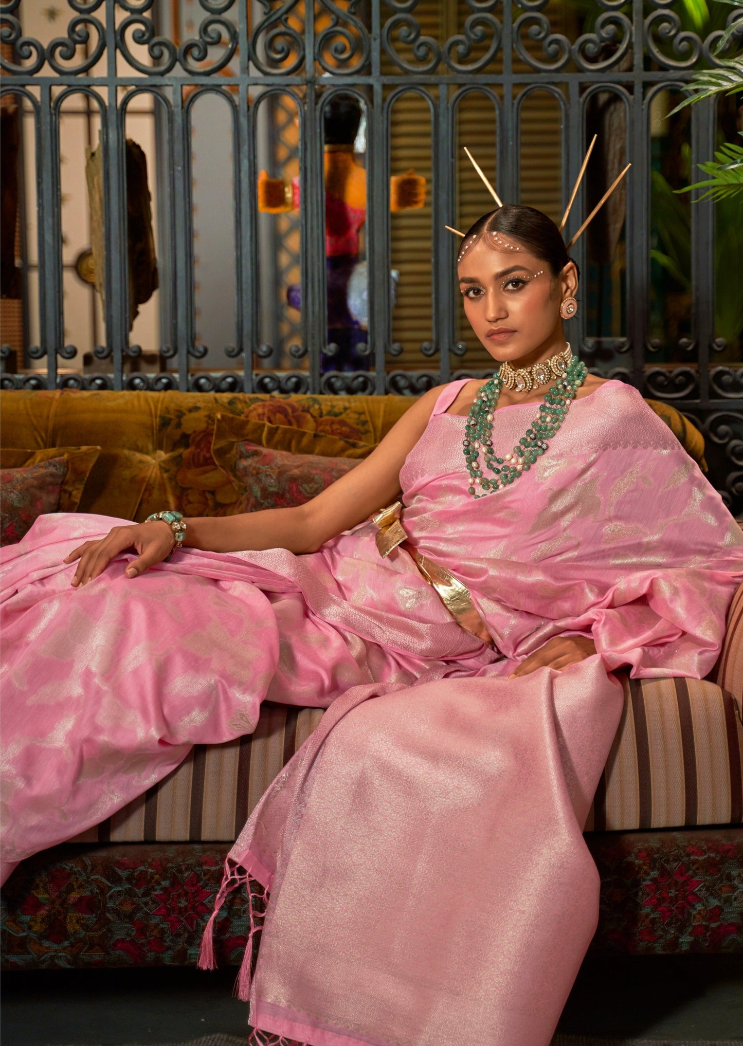 Handloom silk saree online shopping in pink color.