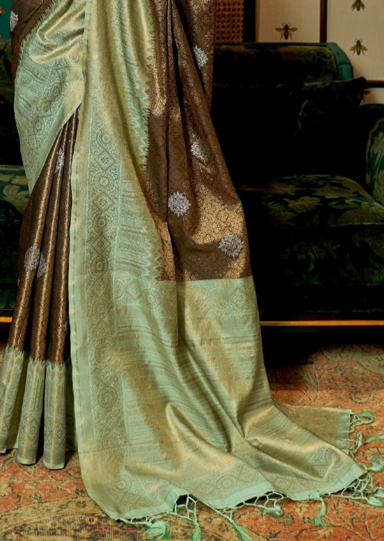 Beautiful banarasi silk bridal saree pallu design in dubai uae online shopping with price.