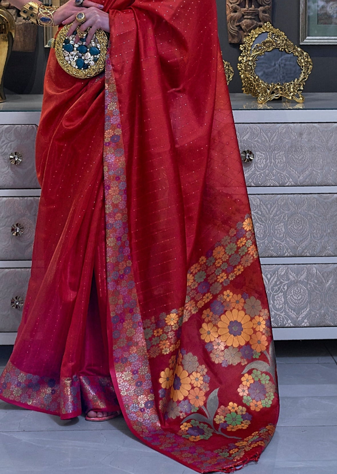 Red saree pallu