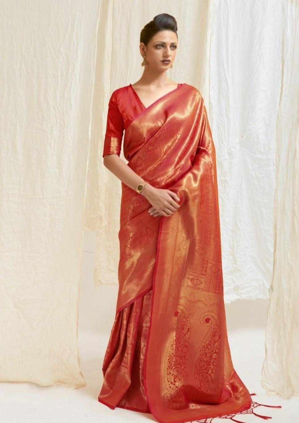 Red kanjivaram silk saree online shopping for wedding function in royal look.