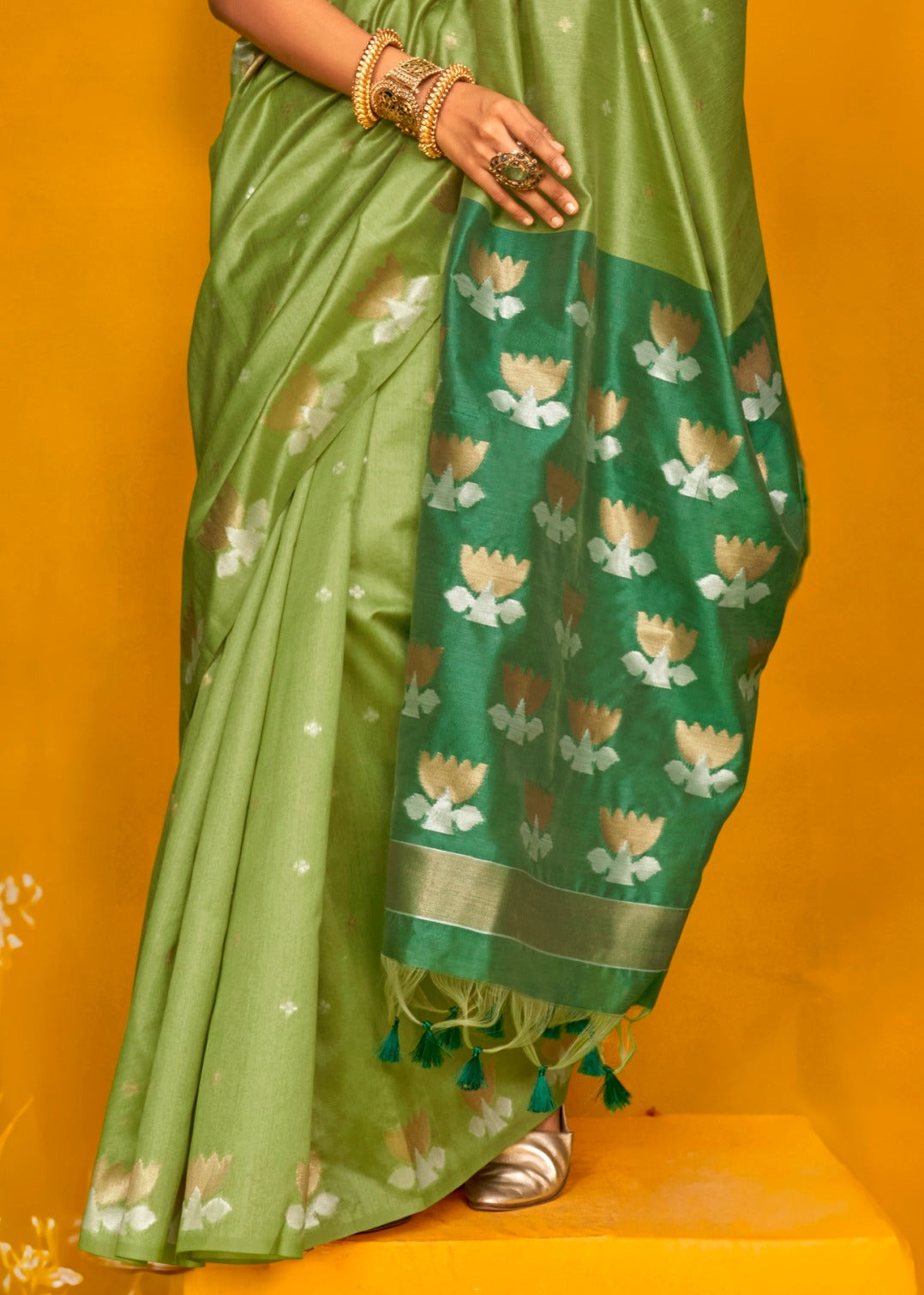 Pure Handloom Green Tussar Silk Saree in Two Tone