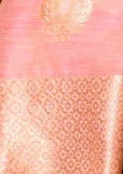 Close up of light pink linen silk saree with gold zari weaving. Border design features small bootis woven together to form a jaal.