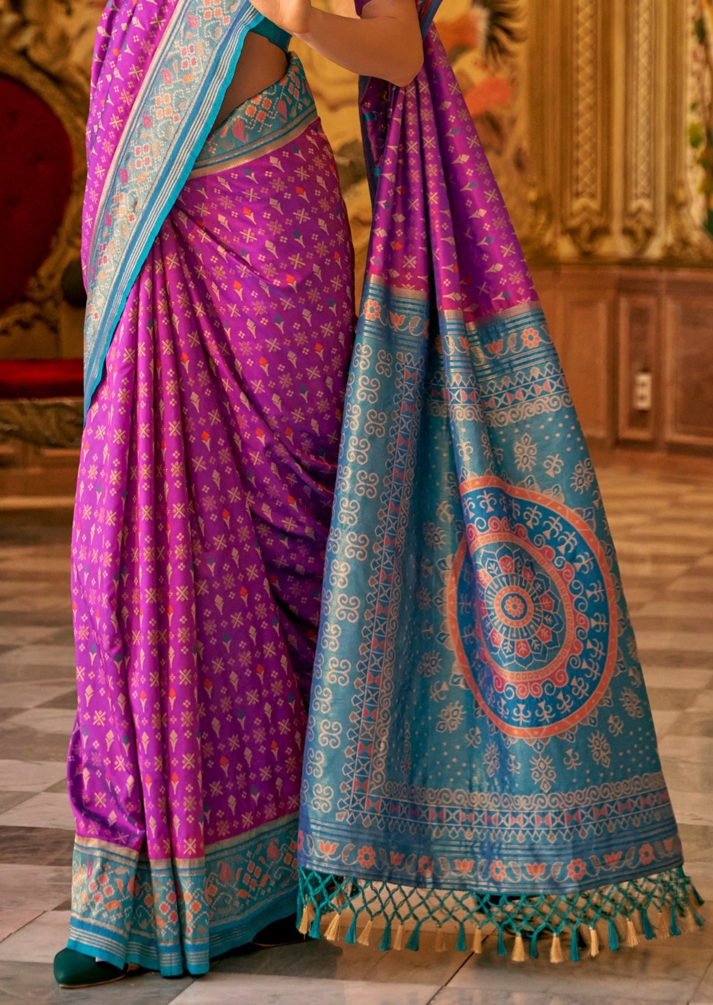 Banarasi patola silk handloom saree online designs in pink and blue colour.