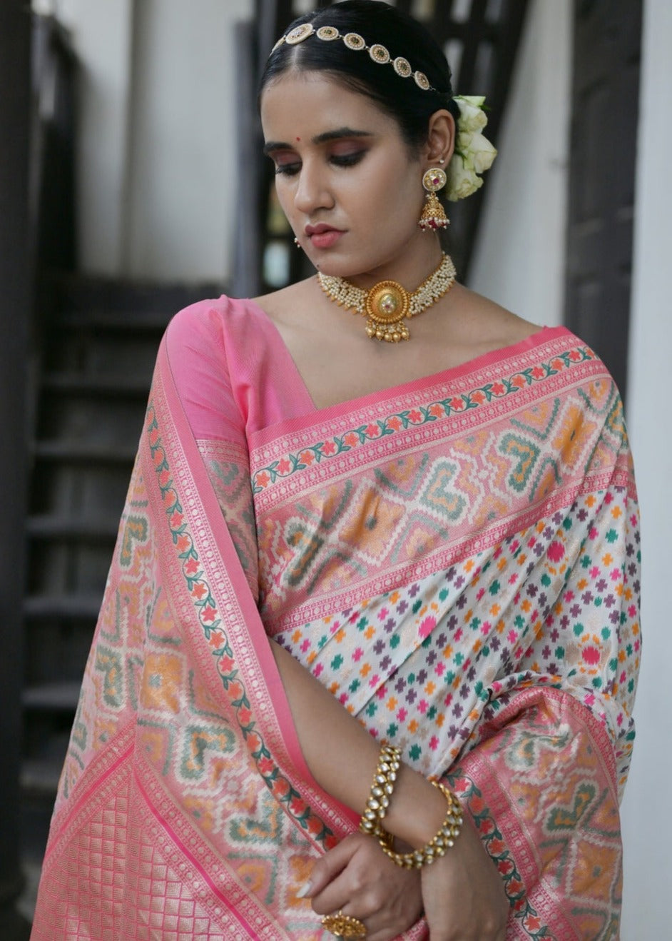 Banarasi patola handloom silk off white saree online in dubai with contrast pink blouse.