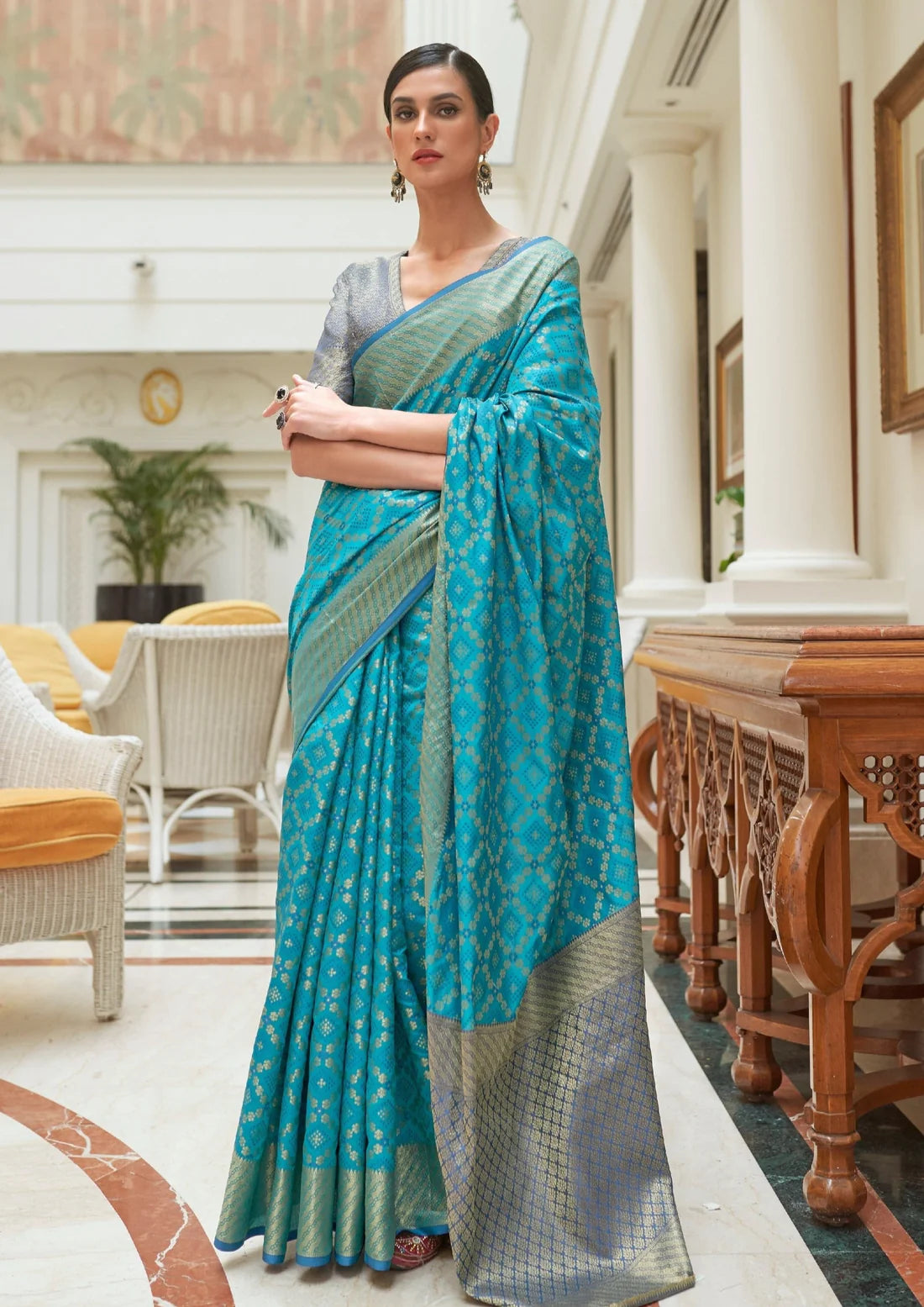 Banarasi silk turquoise blue bandhani saree with navy blue blouse online.