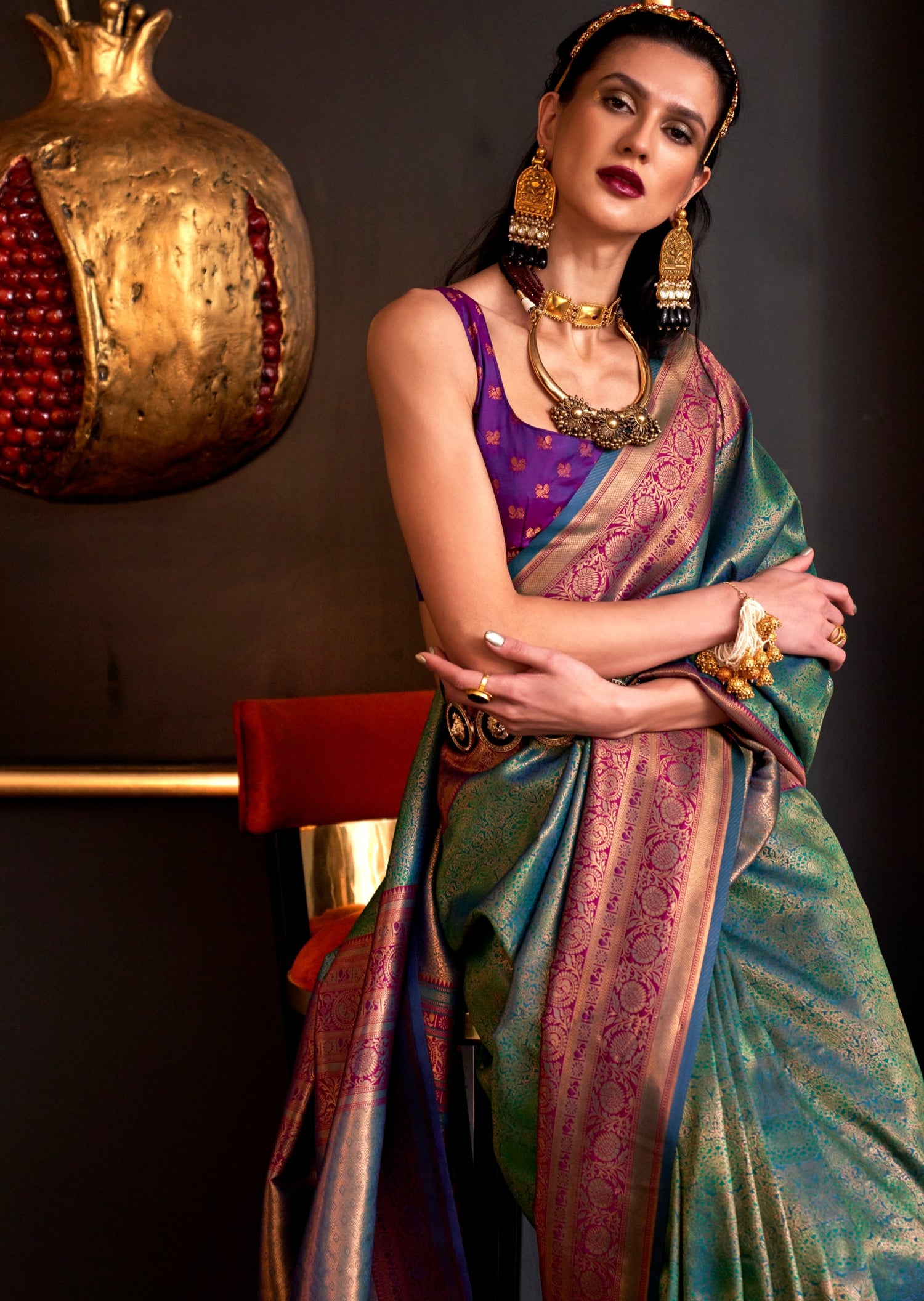 Handloom green kanjivaram silk saree contrast blouse online.