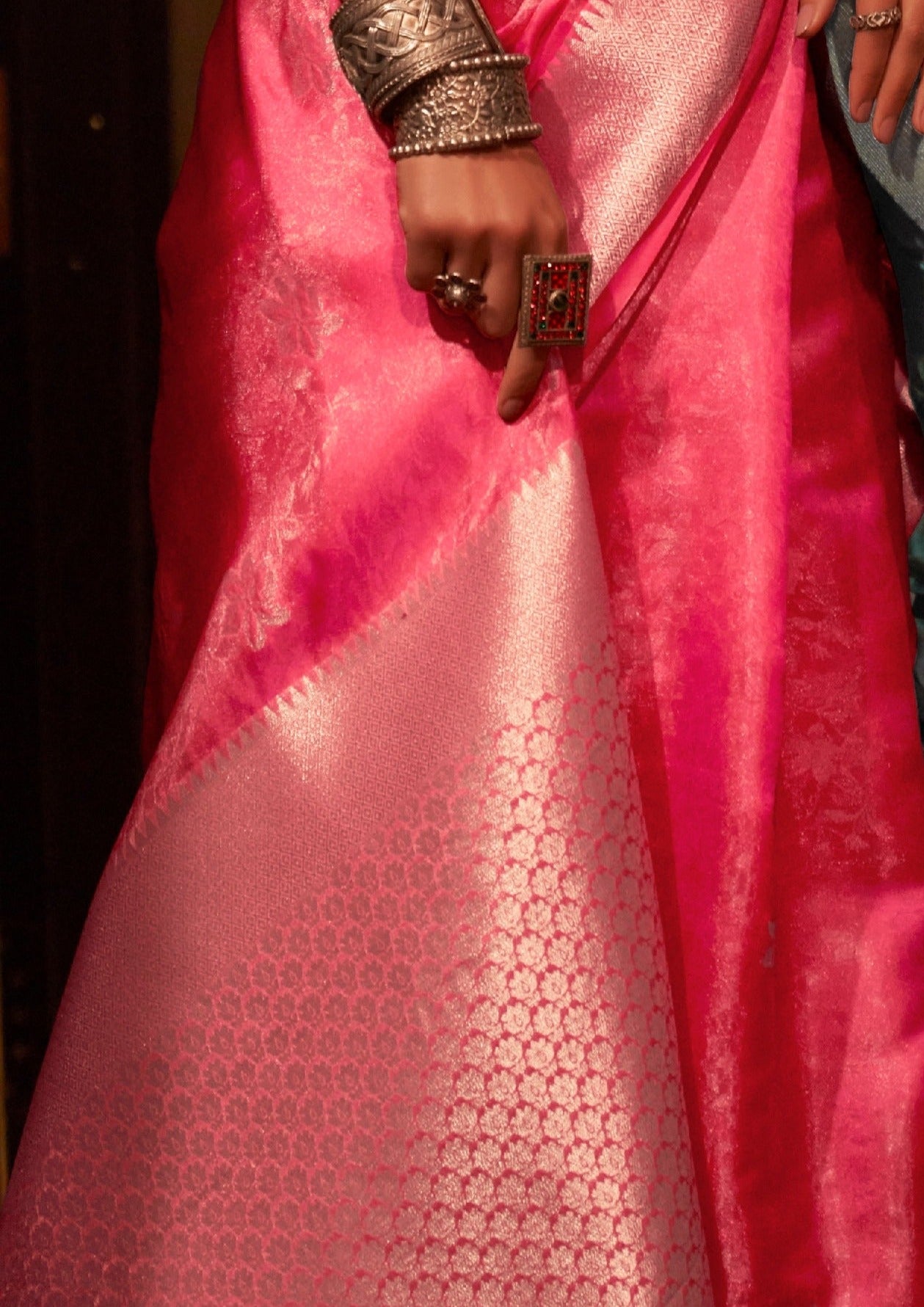 Pink organza saree pallu design with zari work online price.