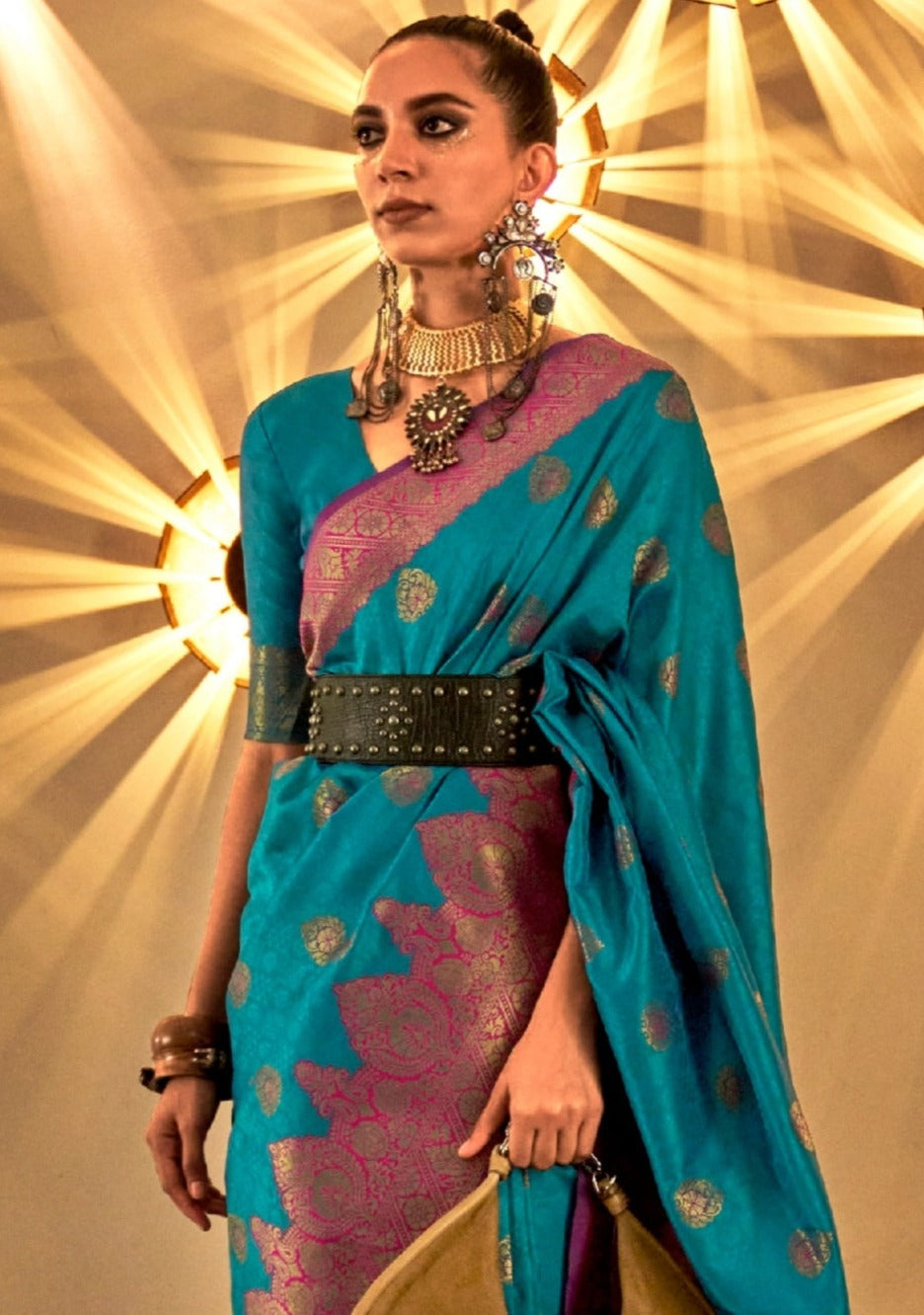 Women's blue handloom silk saree with pink border online.