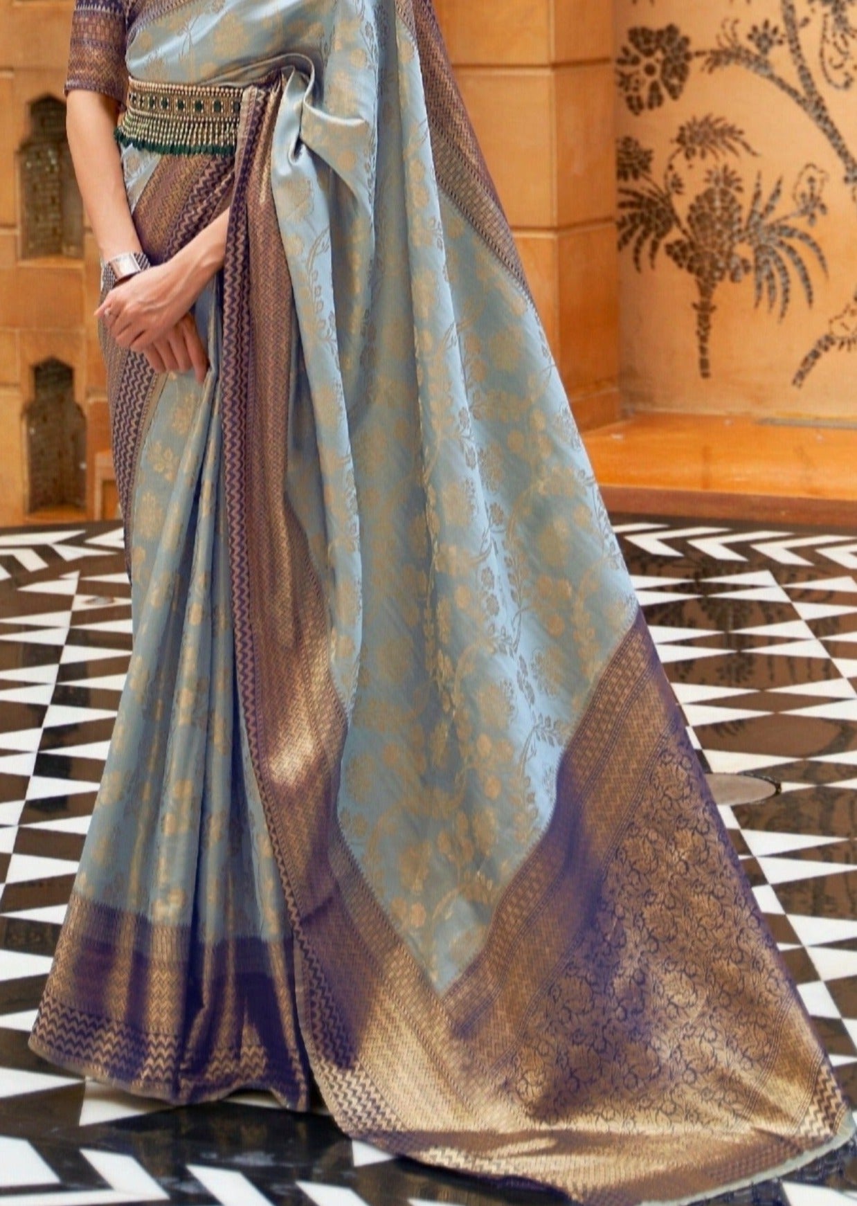 Pure kanjivaram handloom silk blue saree online with zari border for wedding.