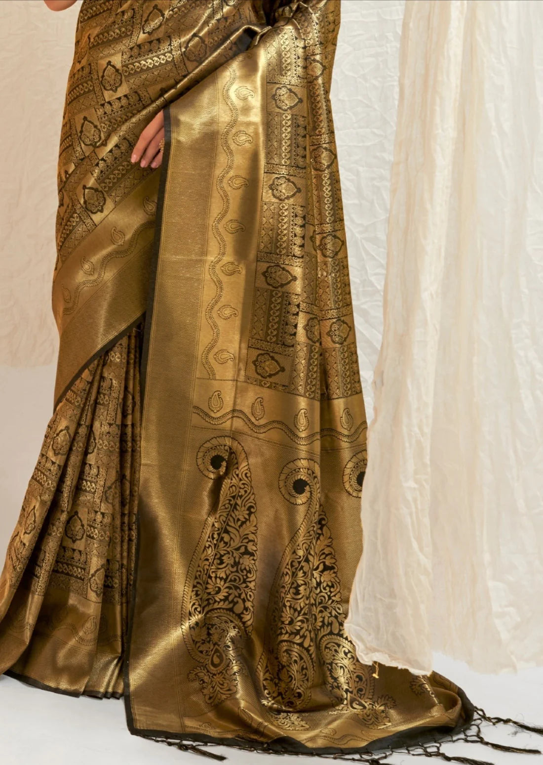 Pure kanjivaram silk black saree with golden border online for wedding.