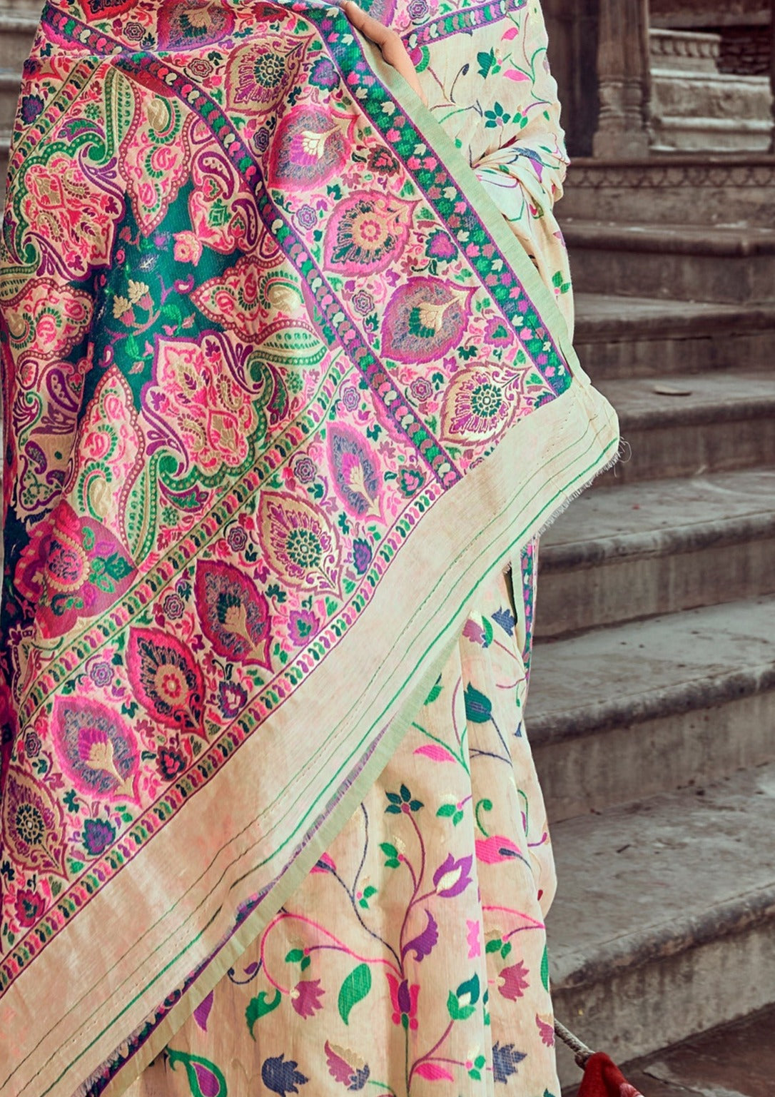 Pure Kashmiri Pashmina Silk Embroidered Cream Handloom Saree pallu design