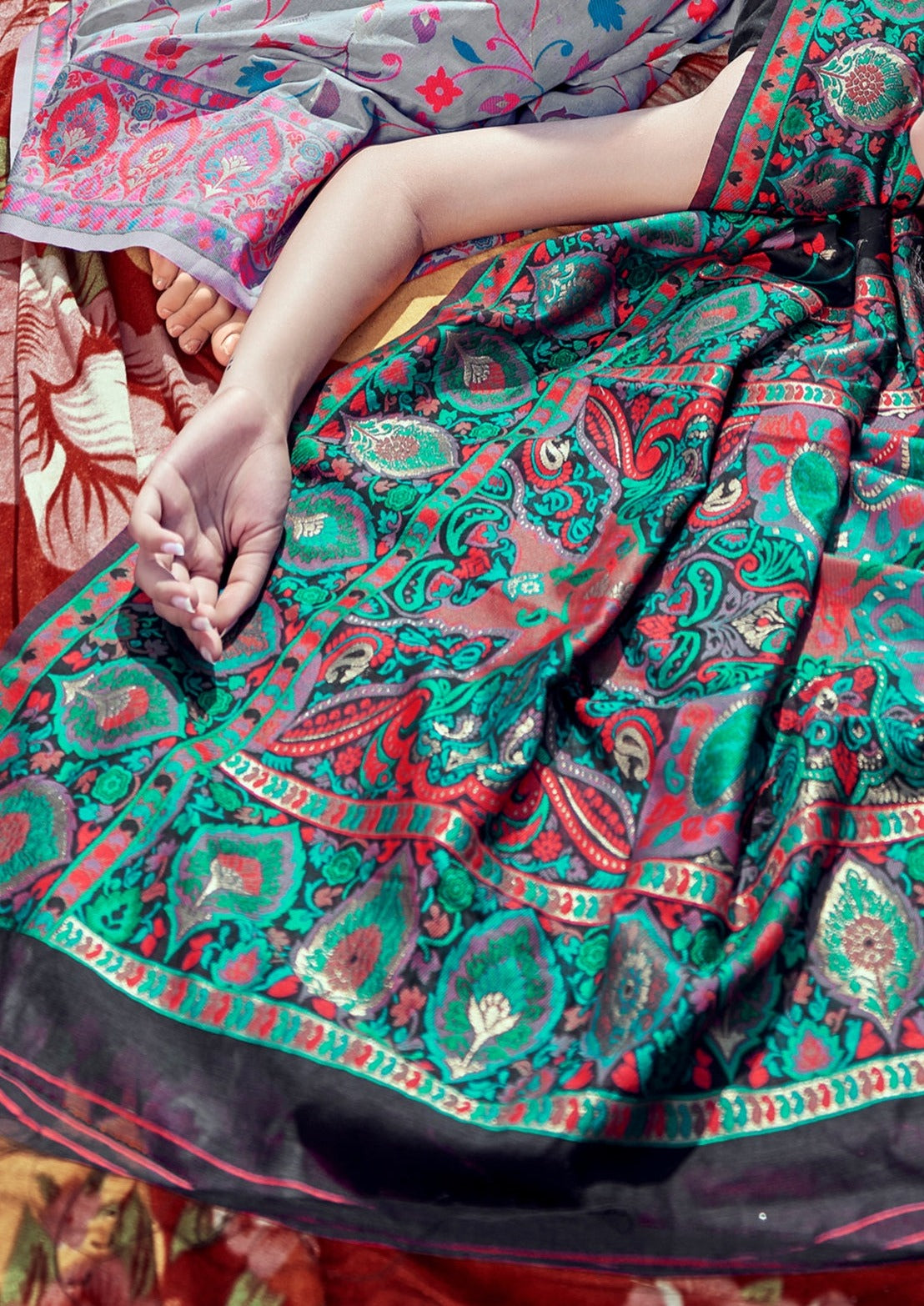 Pure Kashmiri Pashmina Silk Embroidered Black Handloom Saree pallu design close up