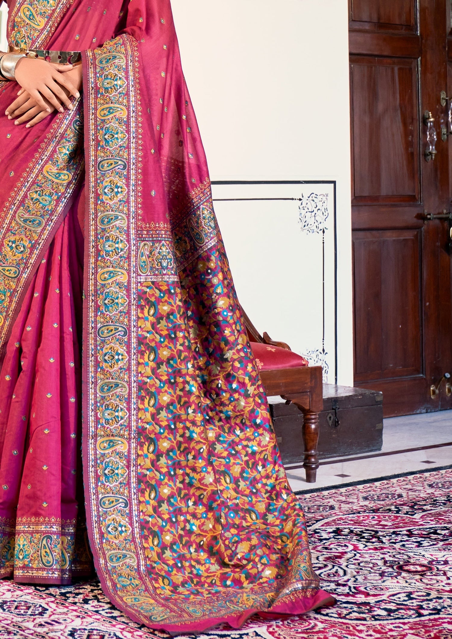 Pure Kashmiri Pashmina Silk Embroidered Red Handloom Saree pallu design