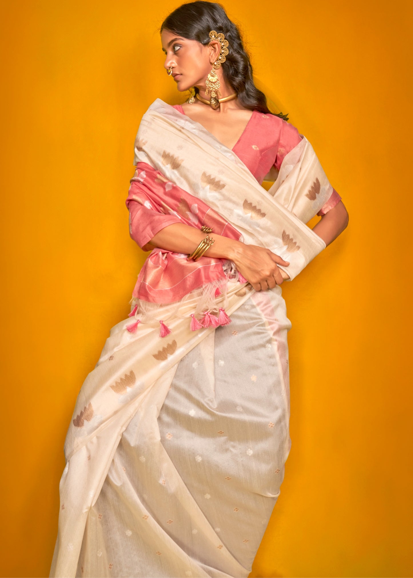 White linen handloom saree online with contrast pink blouse.