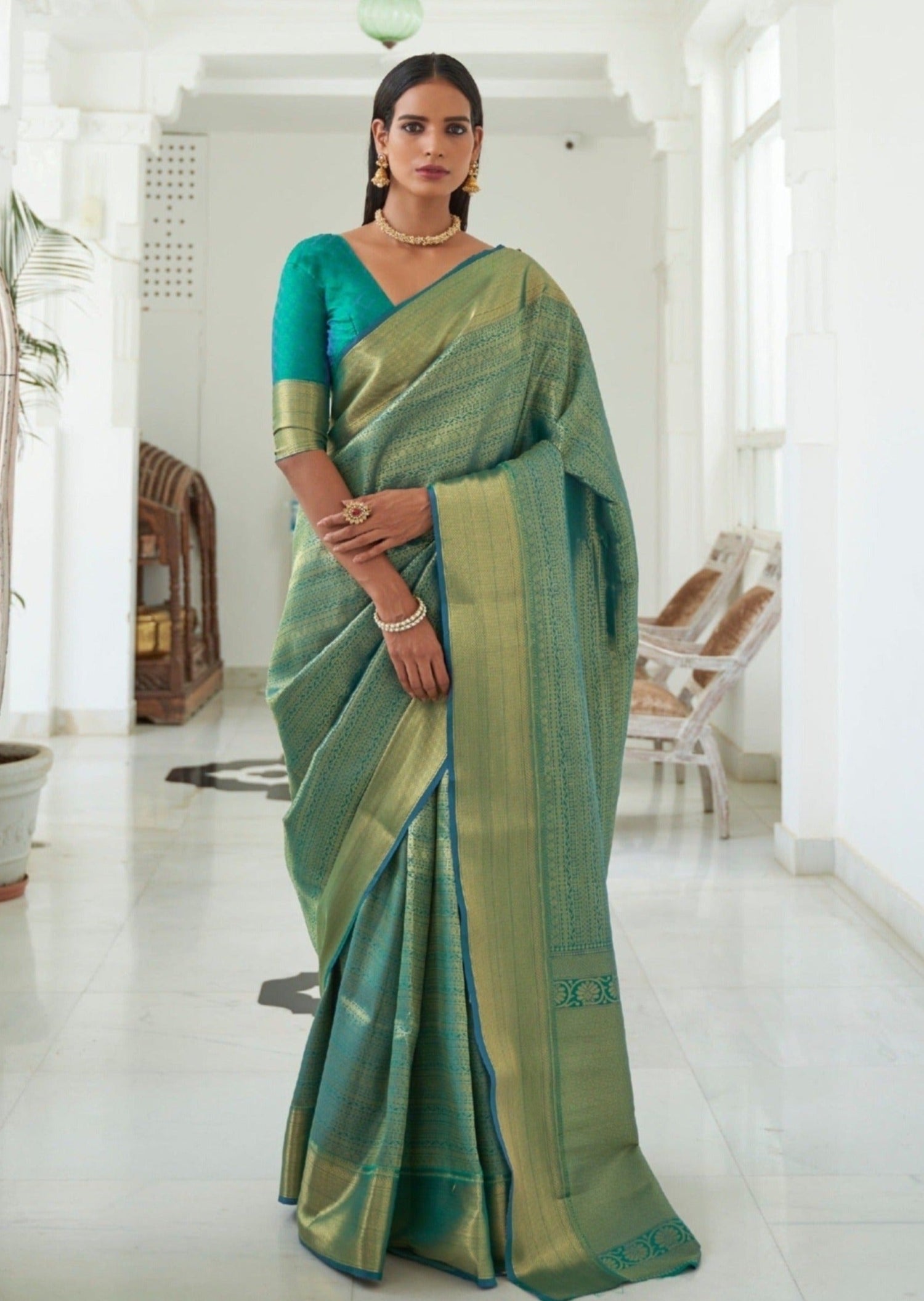 Green handloom kanjivaram Saree online shopping for wedding function look.